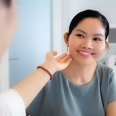 Bác sĩ thăm khám, chỉ định phác đồ thực hiện theo từng tình trạng da và cơ của khách hàng.