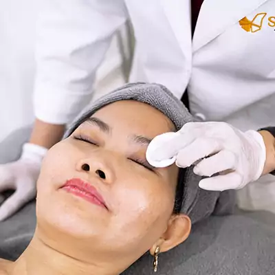 Làm sạch vùng da cần điều trị: Khách hàng sẽ được tẩy trang - rửa mặt - tẩy tế bào da chết.