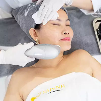 Bác sĩ tiến hành đi máy HIFU.