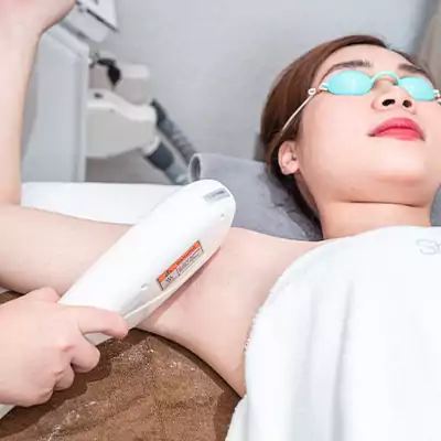 Phát xung điều trị và di chuyển liên tục theo diện tích điều trị đã vẽ cho đến khi đạt thông số yêu cầu khi máy xác định chương trình.