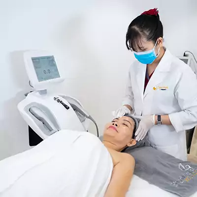 Thoa mpoule cho thẩm thấu vùng mặt và cổ cho khách hàng.