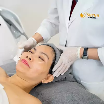 Thoa kem chống nắng cho khách hàng.