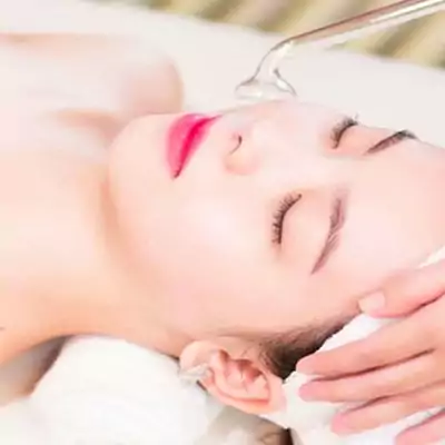 Làm sạch da Chuyên viên thực hiện làm sạch da, tẩy tế bào chết cho da để tránh trường hợp nhiễm trùng khi cấy sợi siêu vi và giúp dưỡng chất thẩm thấu sâu vào da