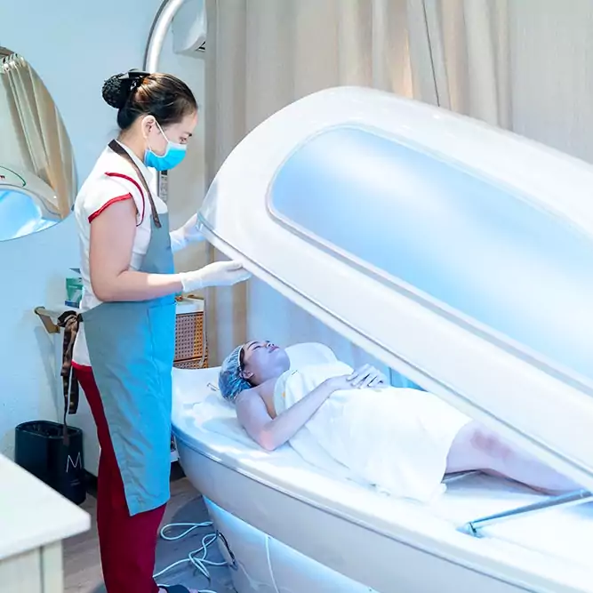 Ủ trắng kết hợp nằm giường phi thuyền giúp loại bỏ sắc tố, giúp da trắng mịn, hồng hào.