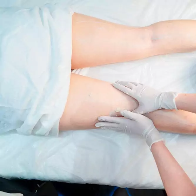 Bôi kem dưỡng body và serum kích trắng toàn thân.