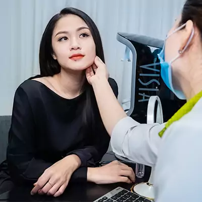 Khám tình trạng da của khách hàng, các chuyên viên sẽ trực tiếp kiểm tra làn da. 