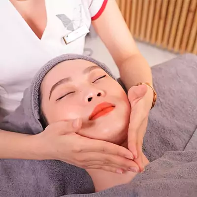 Làm sạch vùng da cần điều trị:  tẩy trang, rửa mặt, tẩy tế bào chết.