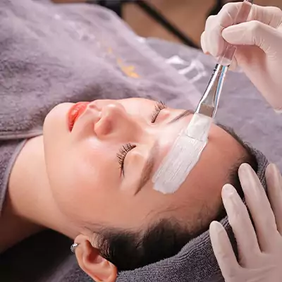 Gây tê sát khuẩn vùng điều trị bằng các dung dịch gây tê sát khuẩn chuẩn y khoa.