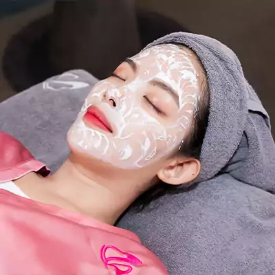 Gây tê sát khuẩn vùng điều trị bằng các dung dịch gây tê sát khuẩn chuẩn y khoa.