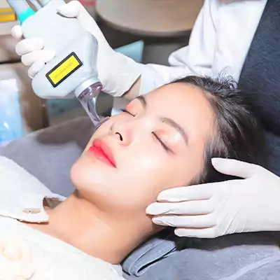 Thực hiện điều trị bằng Fractional CO2, phá vỡ đáy sẹo đến đâu ủ tế bào X.Gen tăng trưởng đến đó.
