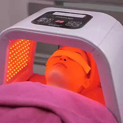 Chiếu ánh sáng đỏ 15 phút và để khô tự nhiên, không càn lau lại.