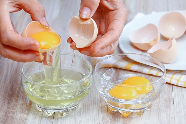 trị mụn tại nhà bằng trứng gà hiệu quả