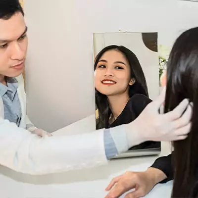 Bác sĩ trực tiếp thăm khám, đưa ra liệu trình điều trị