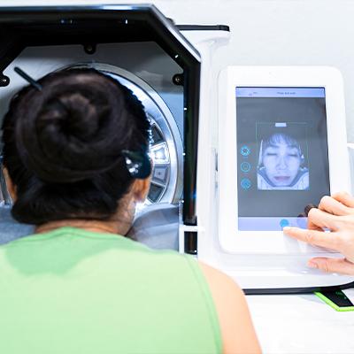 Bác sỹ sẽ khám da bằng mắt thường và soi da qua máy Visia. để xác định vùng điều trị và tình trạng mụn, từ đó đưa ra phác đồ điều trị phù hợp với từng khách hàng cụ thể.