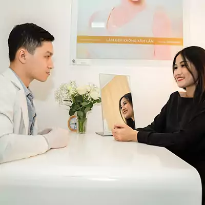 Bác sĩ kiểm tra vùng điều trị và đưa ra phác đồ điều trị phù hợp.