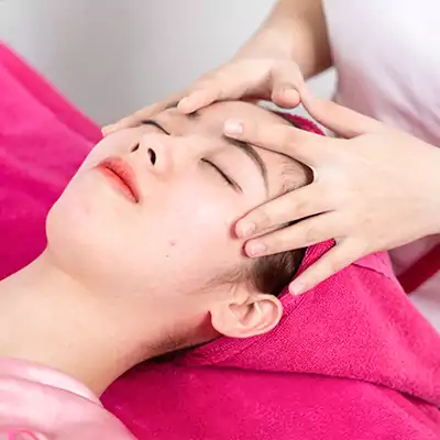 Tiến hành vệ sinh da mặt, khử trùng vùng cần làm.