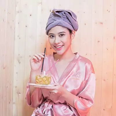 Xông hơi với thảo dược (tinh dầu bạc hà, Lavender hoặc sả chanh) làm thông thoáng lỗ chân lông, giải độc cơ thể, làm lỗ chân lông nở ra giúp cho dưỡng chất thấm sâu vào da.