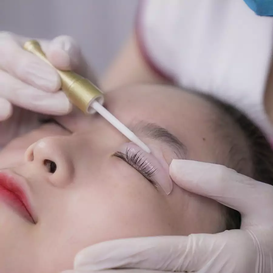 Đắp gel có tác dụng tạo nếp được đắp lên mi trong 15 phút.