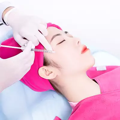 Tiêm huyết thanh giàu tiểu cầu đều mặt bằng kim 34G kết hợp lăn kim máy nhẹ đều.