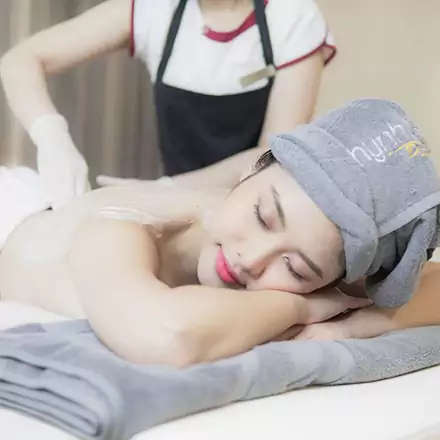Thoa mặt nạ tắm trắng toàn thân lần 2. Ủ sản phẩm trong khoảng 20 phút rồi tắm sạch bằng nước ấm.