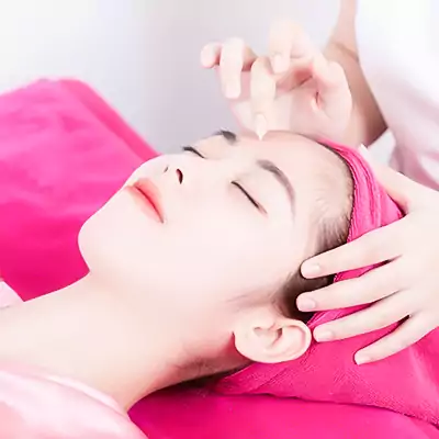 Gỡ nạ và thoa 1 lớp mỏng MTS ampoule bảo vệ làn da khách hàng.
