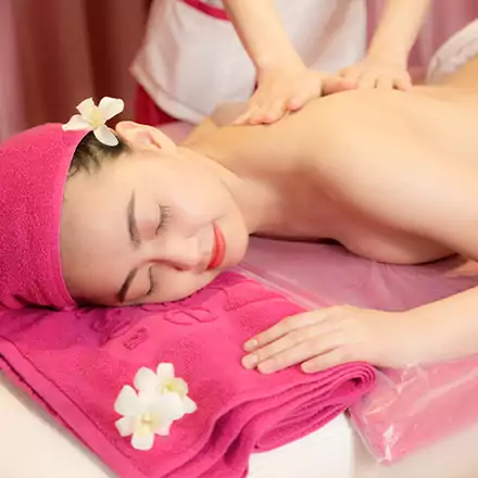 Thoa kem đặc trị trắng sáng da cao cấp toàn thân. Bước này nên áp dụng hằng ngày tại nhà để hoàn thiện làn da trắng sáng.