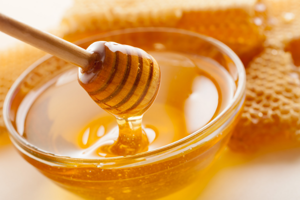 Mật ong kết hợp với bột yến mạch giúp da trắng sáng