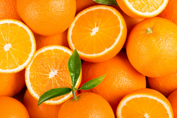 Cam chứa nhiều vitamin C tốt cho việc tắm trắng body tại nhà