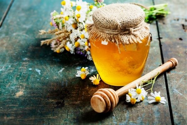 Cách chăm sóc da dâu bằng mật ong