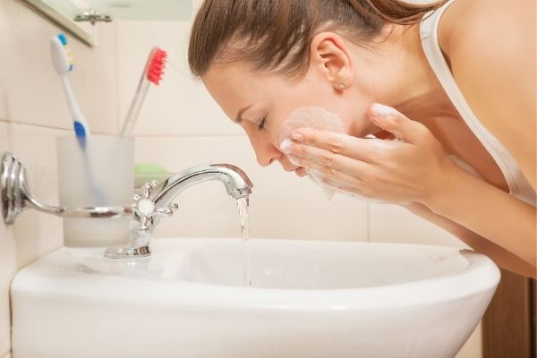 Rửa mặt sẽ giúp giảm lượng bụi dính lên mặt