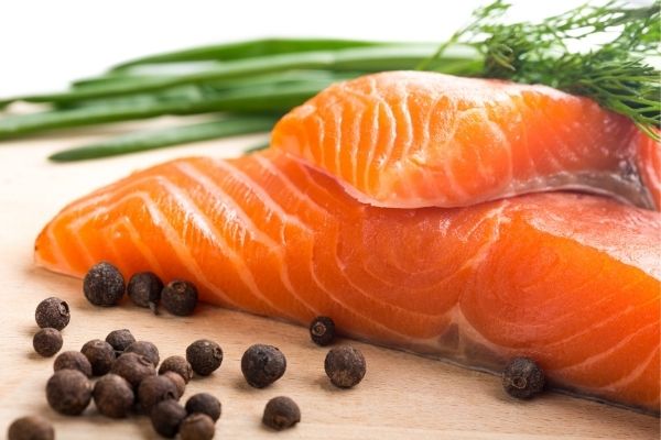 Các loại cá béo chứa omega-3 và axit béo có lợi cho da mụn