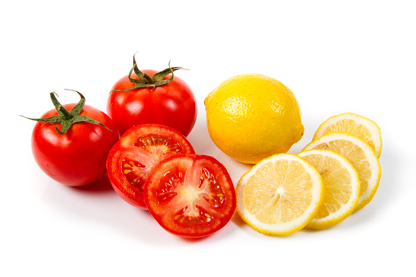 Cà chua và chanh là nguyên liệu có thể chăm sóc da mặt