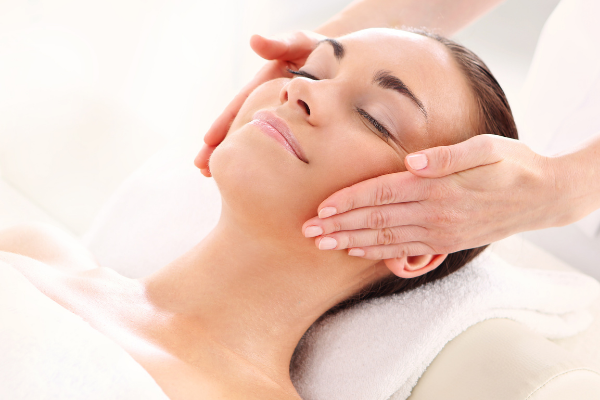 Massage là cách giảm mỡ mặt cực kỳ hiệu quả