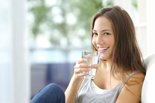 Uống nước tốt cho sức khỏe và tạo ẩm cho da