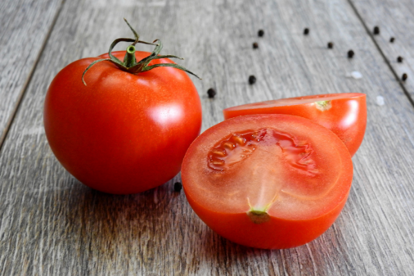Cà chua chứa nhiều vitamin C và tính axit có khả năng tẩy nhẹ cho da