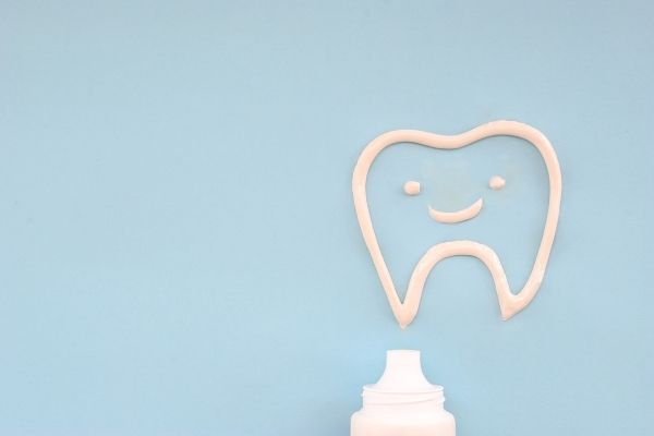 2 cách trị mụn ẩn bằng kem đánh răng