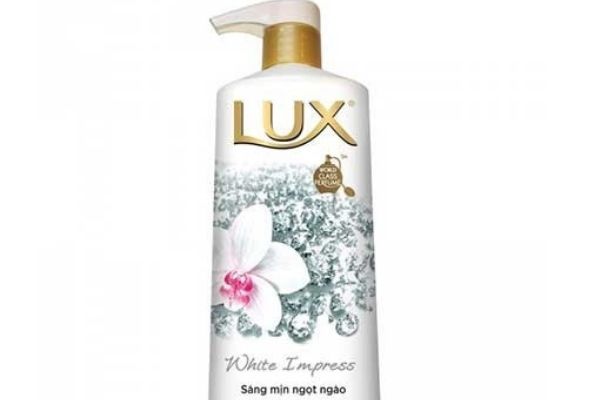 Sữa tắm sáng da mịn da hàng ngày Lux White Impress