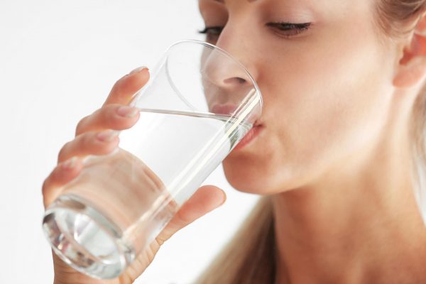 Mỗi ngày cần uống 2 lít nước để bổ sung độ ẩm cho da