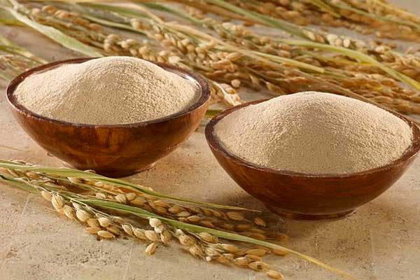 Cám gạo là nguyên liệu rất dễ tìm giúp làm trắng da cho nam