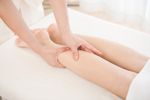 Massage giúp thu gọn bắp chân hiệu quả.