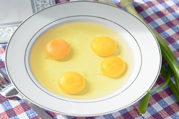 Trứng gà bổ sung vitamin và các khoáng chất tốt cho da