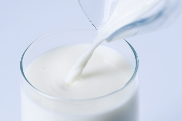 Sữa tươi giúp mát xa chống nhăn mặt hiệu quả