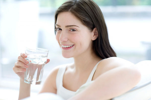 Uống nhiều nước là cách chăm sóc da mùa đông hiệu quả