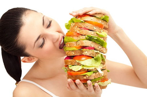 Ăn quá nhiều, ăn nhanh, ăn đêm muộn, ăn nhiều chất béo... Đều là nguyên nhân gây nên tình trạng chân to