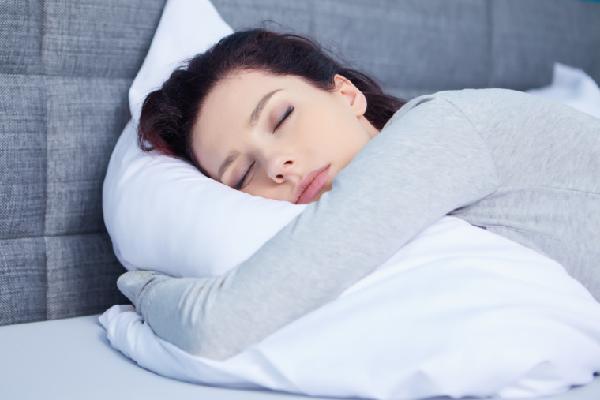 Ngủ gối quá cao sẽ làm cơ xương và cổ rất dễ đau