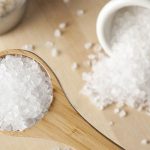 Nước ấm và muối làm giảm mỡ bụng