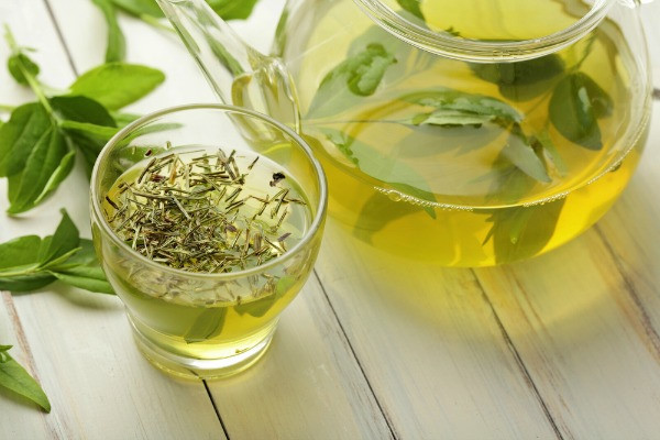 Phương pháp giảm mỡ bụng hiệu quả với trà xanh chỉ cần chăm chỉ uống thay nước lọc. 