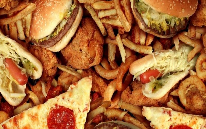 Chế độ ăn uống không khoa học, không thường xuyên vận động là những nguyên nhân gây béo mặt 
