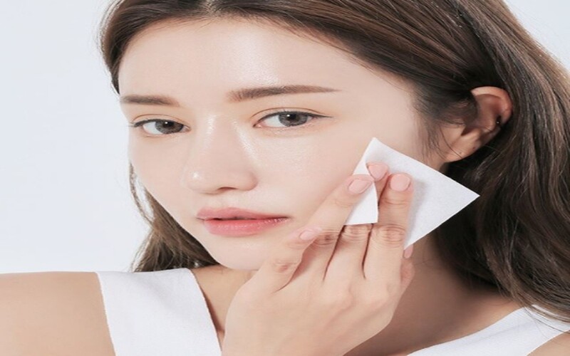 Sử dụng giấy thấm dầu chăm sóc da
