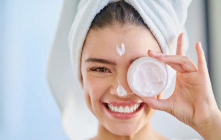 Bật mí những điều thú vị xoay quanh thắc mắc kem dưỡng da là gì? Bật mí những điều thú vị xoay quanh thắc mắc kem dưỡng da là gì?